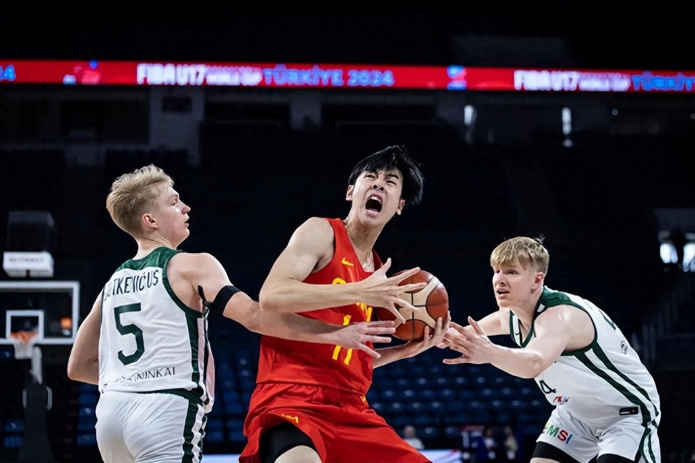 U17中国男篮以6分之差惜败立陶宛队无缘8强 张博远得到28分 媒体人：连嘴唇上的肥肉都没咬一口